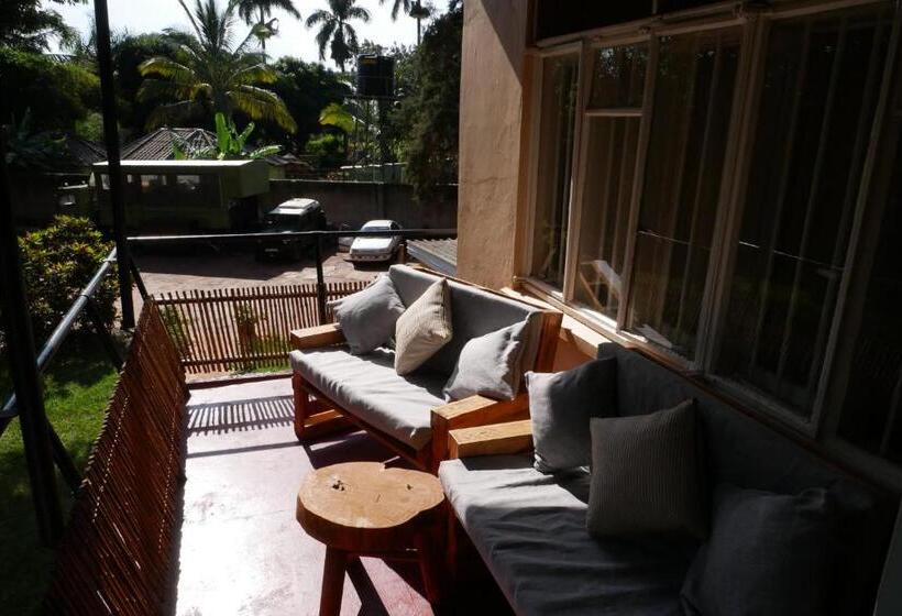 اتاق استاندارد چهارنفره با بالکن, Jinja Backpackers