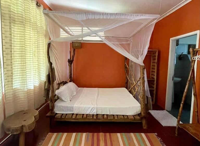 اتاق استاندارد, Jinja Backpackers