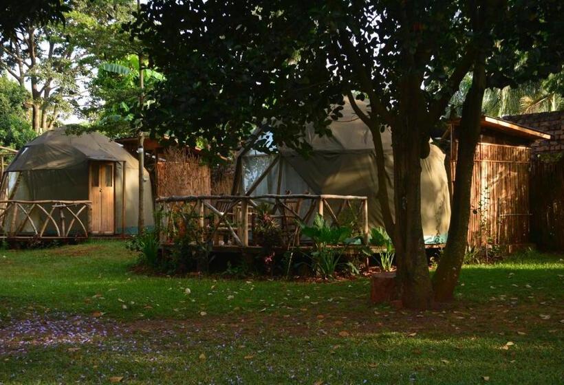 چادر با خدمات رفاهی استاندارد, Jinja Backpackers