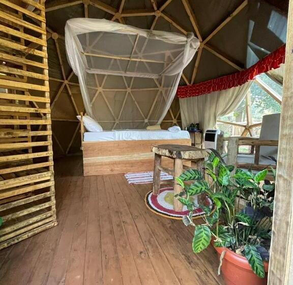 چادر با خدمات رفاهی استاندارد, Jinja Backpackers