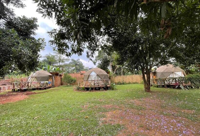 چادر با خدمات رفاهی استاندارد, Jinja Backpackers