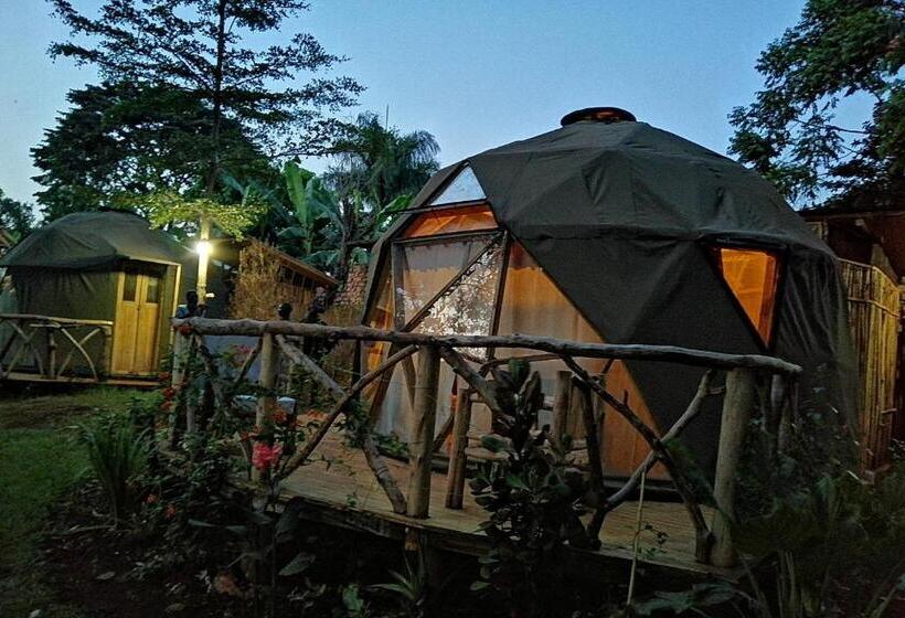 چادر با خدمات رفاهی استاندارد, Jinja Backpackers