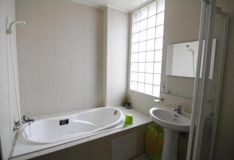 اتاق خانوادگی, Clover 248 B&b