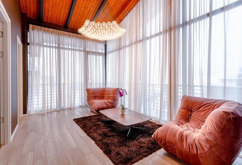 اتاق خانوادگی, Tsiga