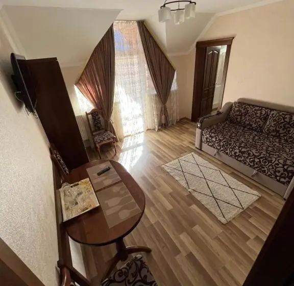 سوئیت با بالکن, вікторія
