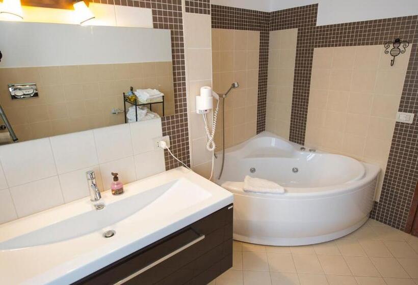 غرفة قياسية مع حمام خارجي, B&b Villa Filetta