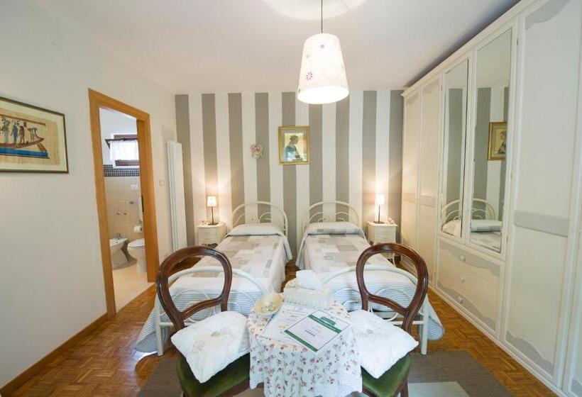 غرفة قياسية مزوَّدة بشُرفة, B&b Villa Filetta