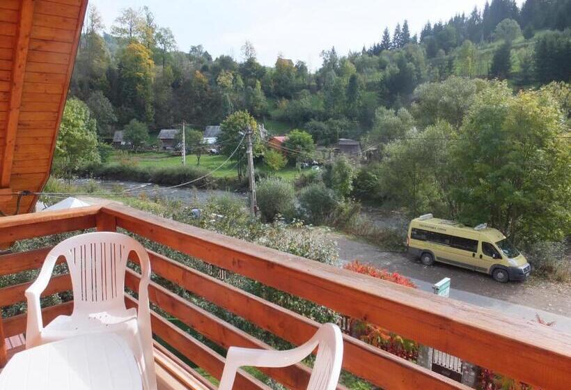 غرفة قياسية ثلاثية حمام مشترك, Pensiunea Piatra Mandrutului