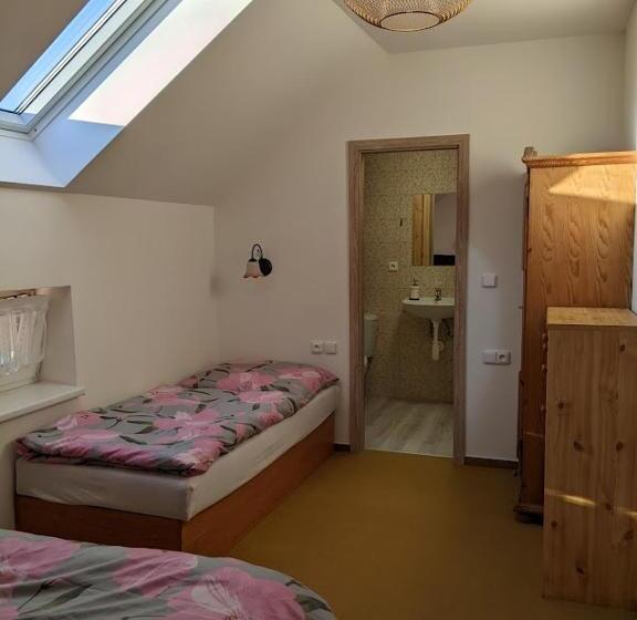 Апартаменты 1 Спальня Нижний Этаж, Chalupa U Rybníka Střehom