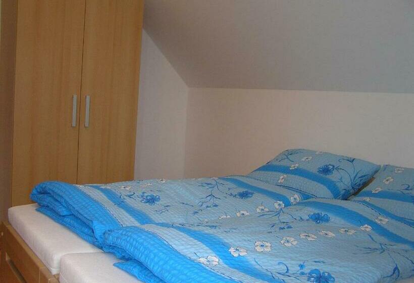 חדר סטנדרט לשלושה עם חדר אמבטיה משוף, Penzion U Tomášů