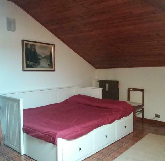 غرفة قياسية ثلاثية, B&b In Mansarda