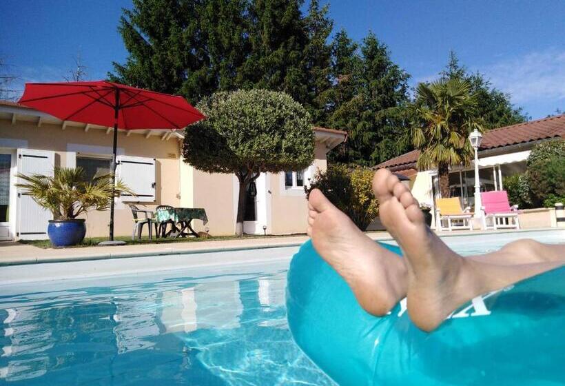 شقة غرفة واحدة مطلة على حمام السباحة, Coeuraccords, Spa & Bien être Au Calme Naturiste Toute L Année