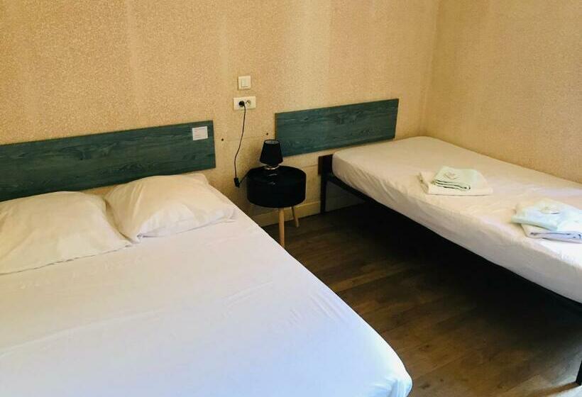 חדר סטנדרט לשלושה, De La Gare