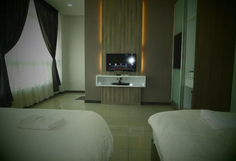 חדר סטנדרט לשלושה, Lim Mini