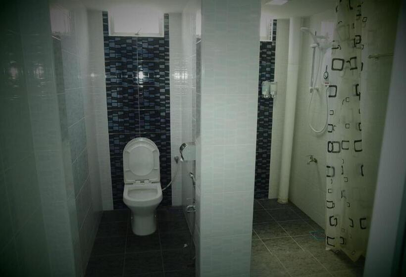 חדר סטנדרט לשלושה, Lim Mini