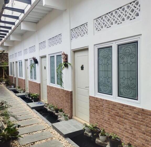 Deluxe Rum, Bu Sepuh Guesthouse