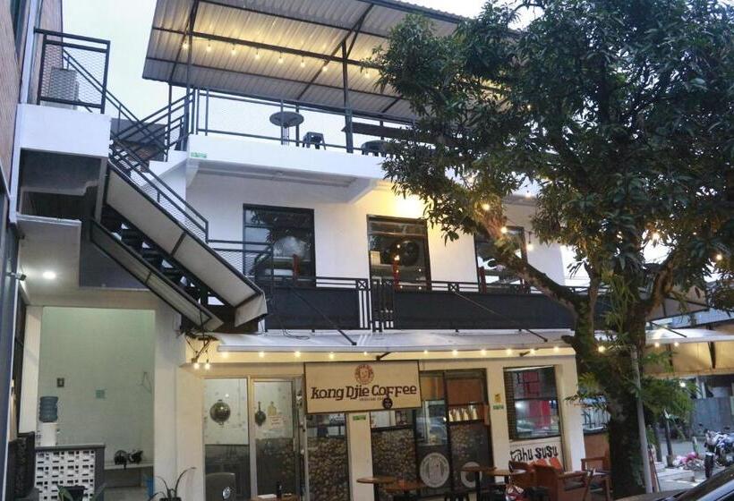 Säng i Delat Rum, Bu Sepuh Guesthouse