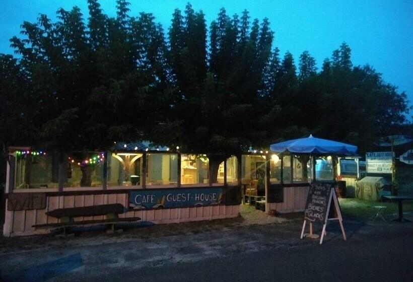 إستوديو قياسى مزودة بتراس, Zenzela Surf House