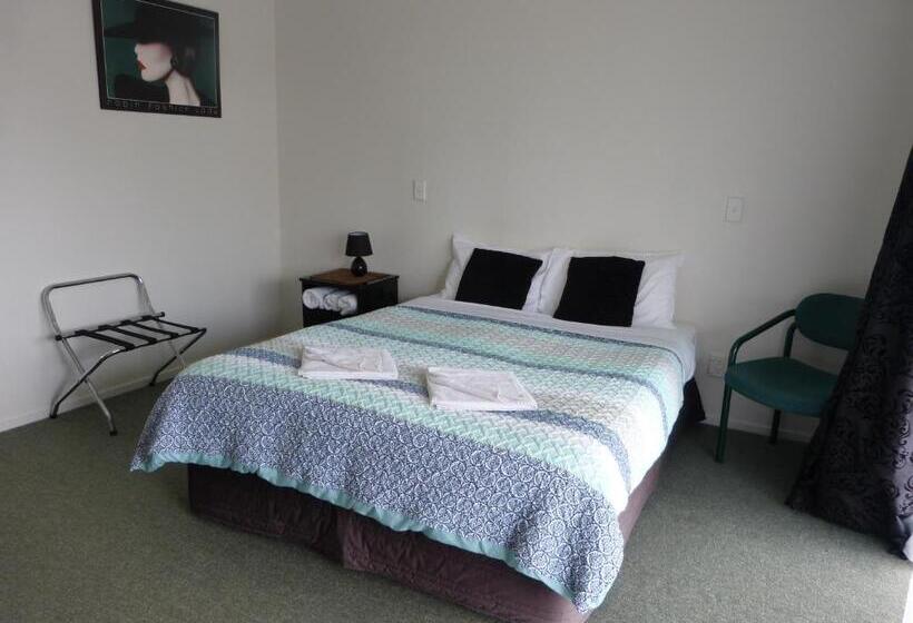스탠다드 스튜디오 퀸 침대, Blake Court Motel