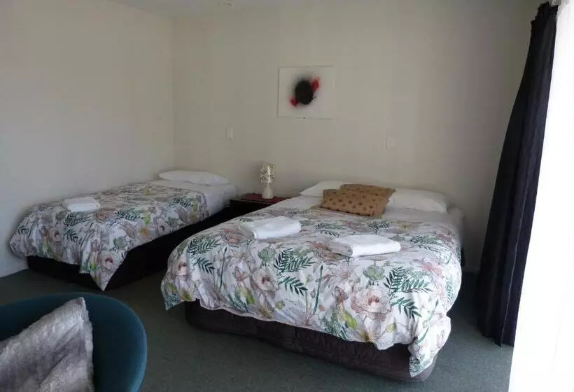 クイーンベッドのスタンダードスタジオ, Blake Court Motel