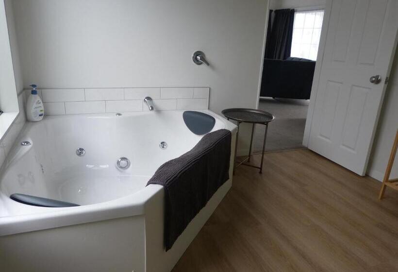 דירת חדר, Blake Court Motel