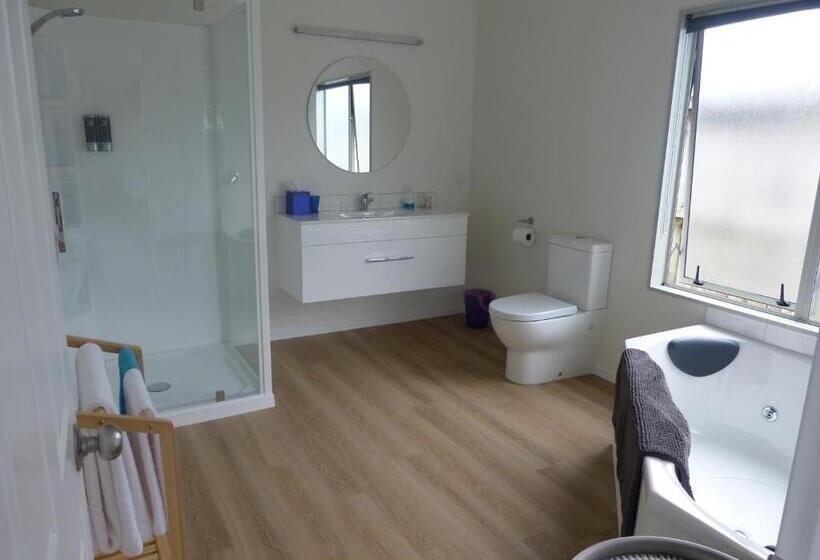 דירת חדר, Blake Court Motel