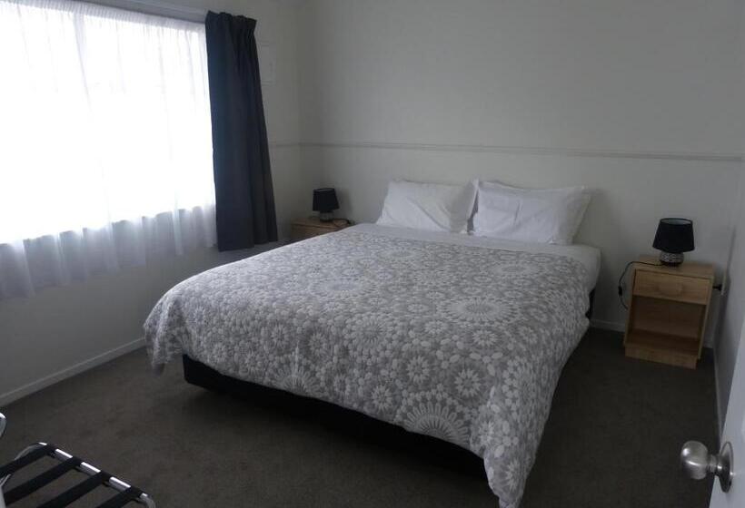 דירת חדר, Blake Court Motel