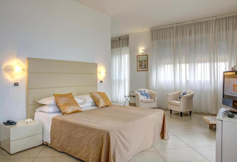 חדר דלוקס לשלושה עם נו לים, Carlton Beach