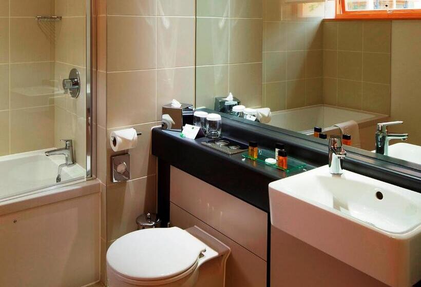 غرفة قياسية, College Court