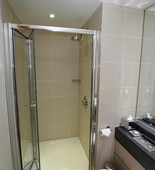 غرفة قياسية, College Court