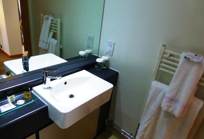 غرفة تنفيذية, College Court