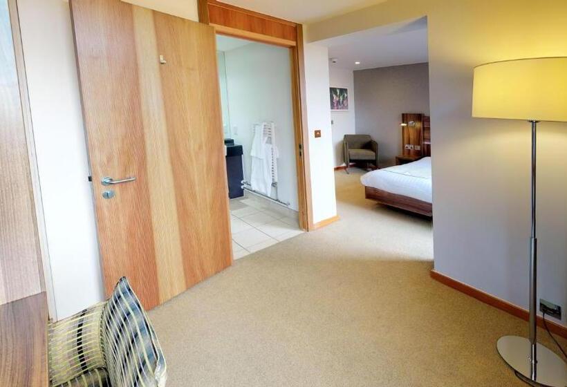 غرفة تنفيذية, College Court