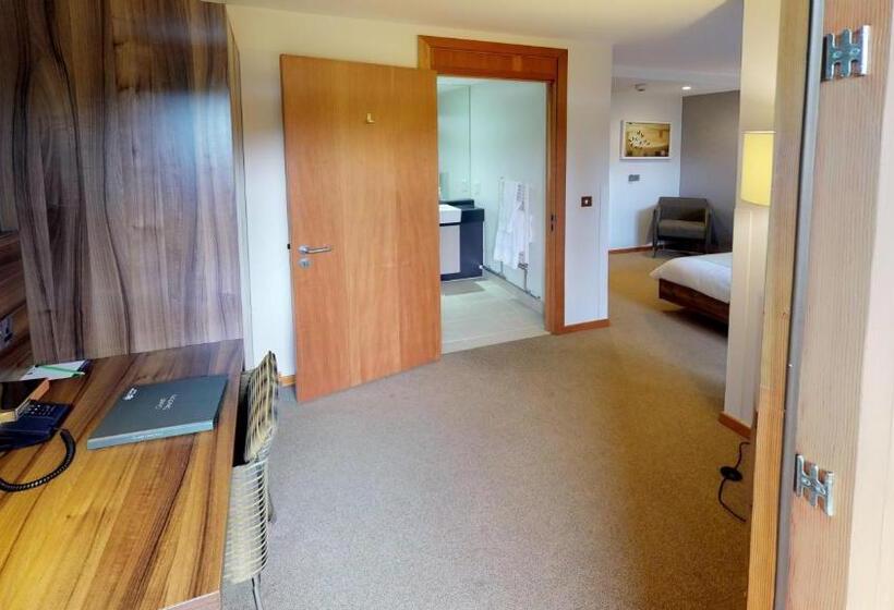 غرفة تنفيذية, College Court