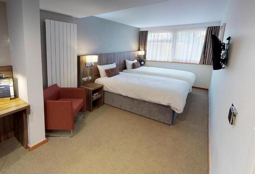 غرفة قياسية, College Court