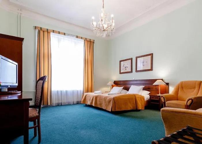 컴포트 트리플 룸, Ester