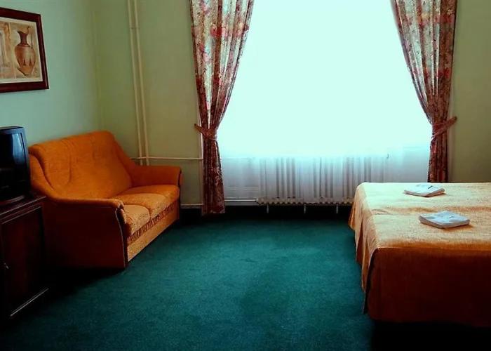 컴포트 트리플 룸, Ester