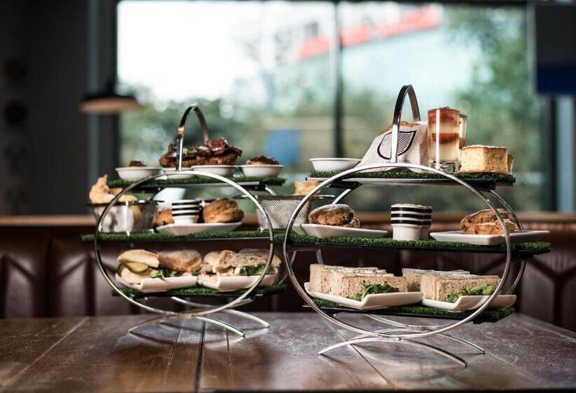 스탠다드 룸 킹사이즈 침대, Football, Old Trafford, A Tribute Portfolio