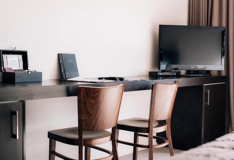 Standard studio with lake view, Hawea
