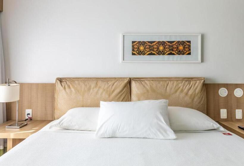 جناح جونيور, Iua