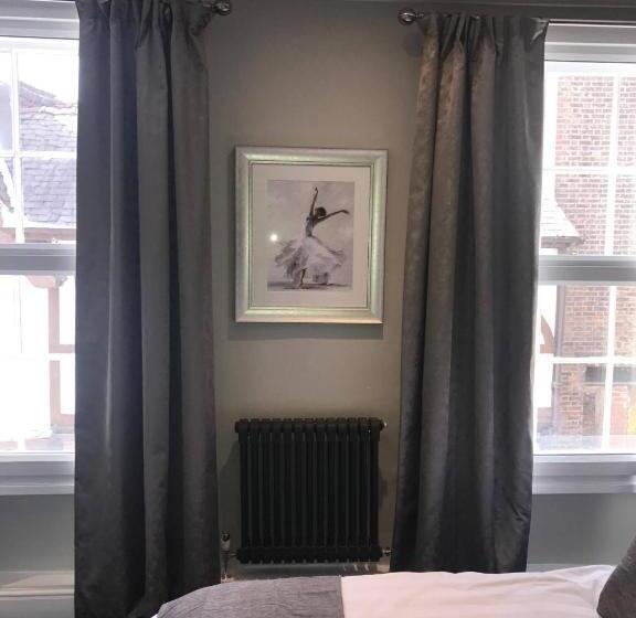 デラックスルーム, Lil's On The Waterfront