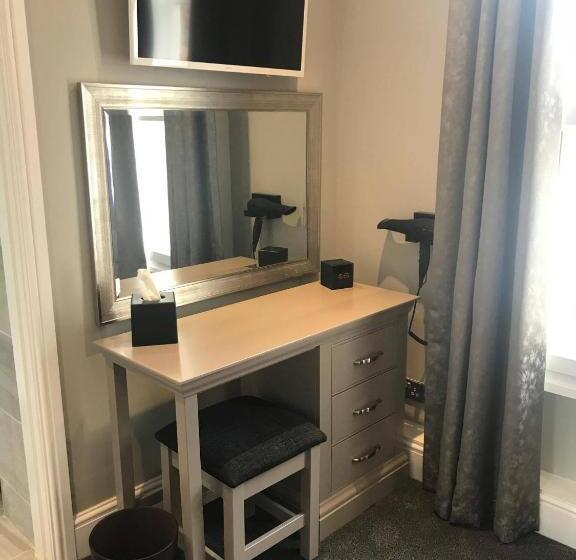 Номер Deluxe, Lil's On The Waterfront