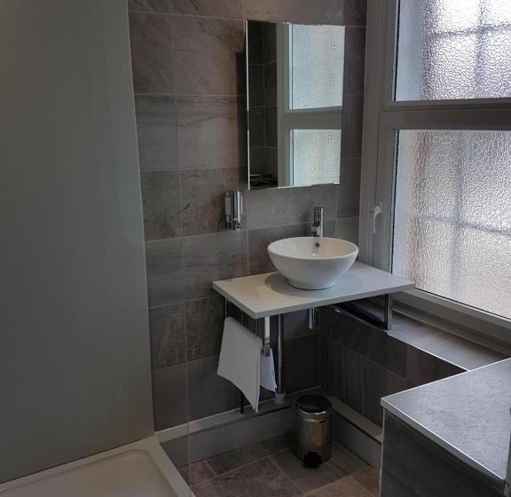 デラックスルーム, Lil's On The Waterfront