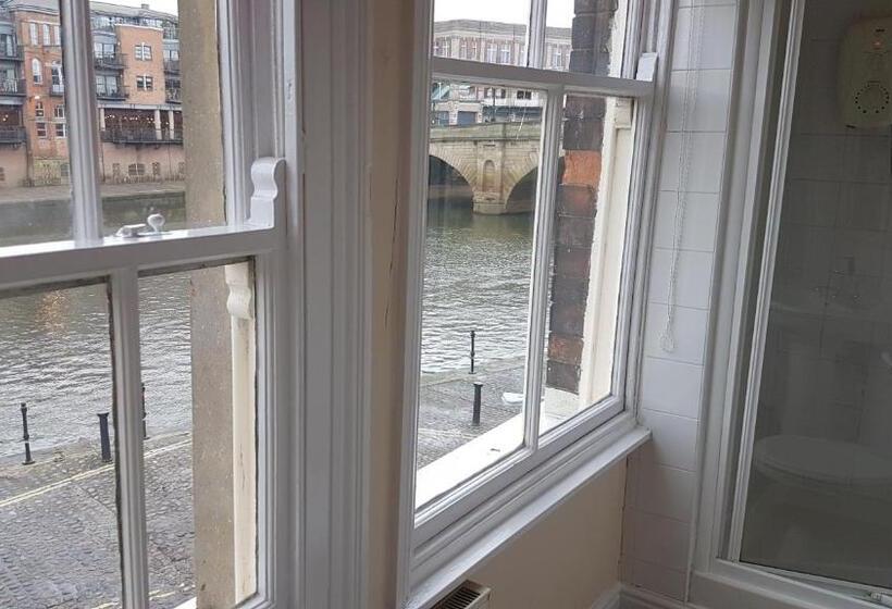 リバービュースタンダードルーム, Lil's On The Waterfront