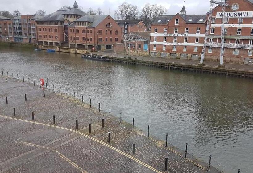 リバービュースタンダードルーム, Lil's On The Waterfront