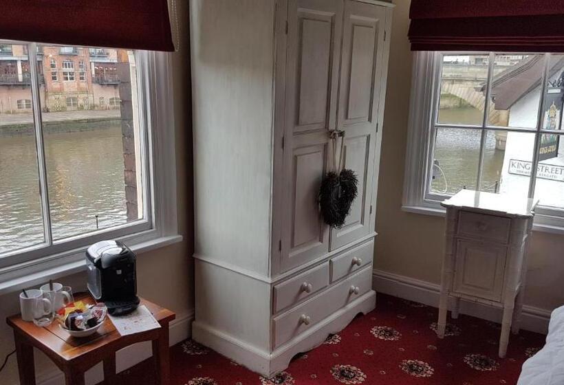 リバービュースタンダードルーム, Lil's On The Waterfront