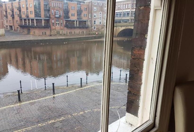 リバービュースタンダードルーム, Lil's On The Waterfront