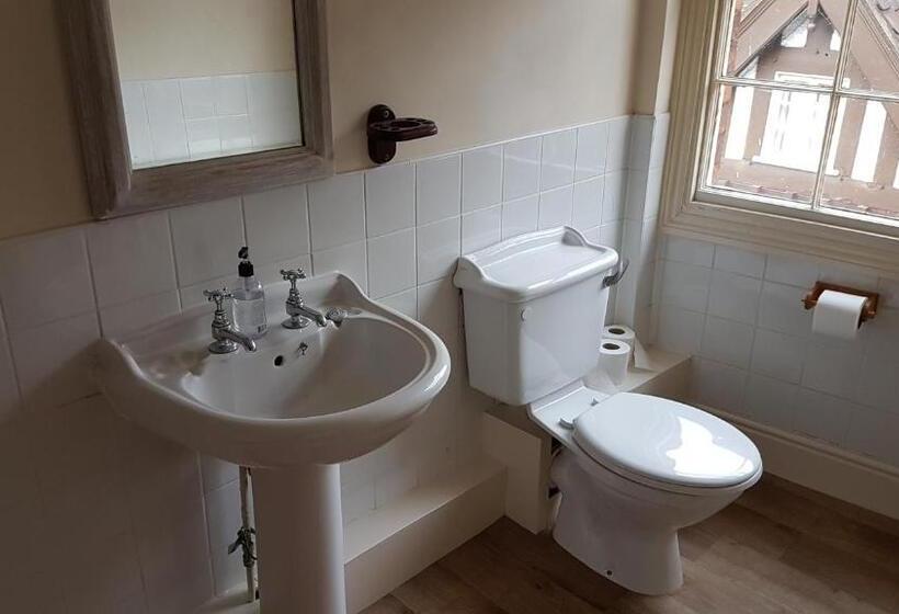 リバービュースタンダードルーム, Lil's On The Waterfront