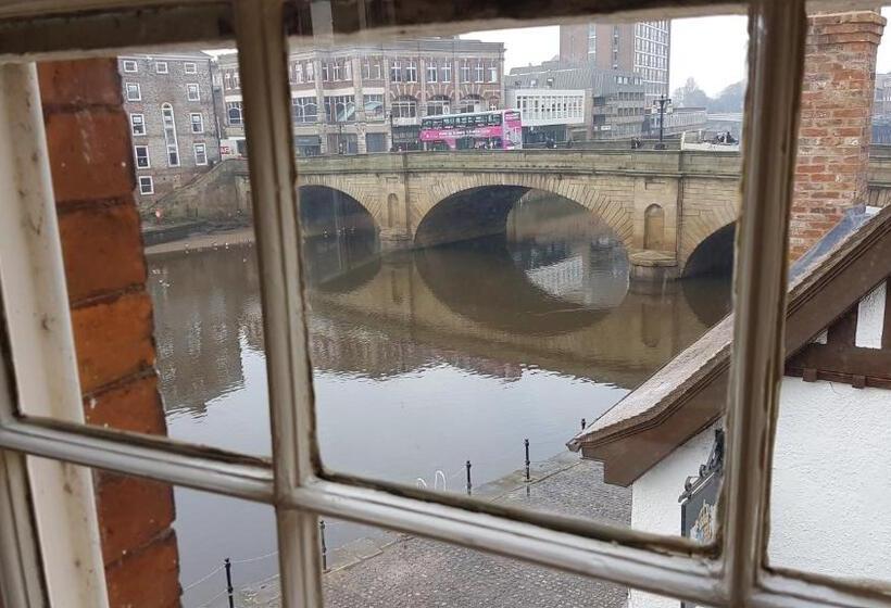 リバービュースタンダードルーム, Lil's On The Waterfront