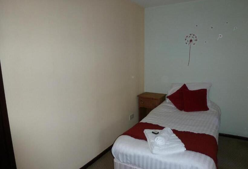 חדר משפחתי, Narborough Arms