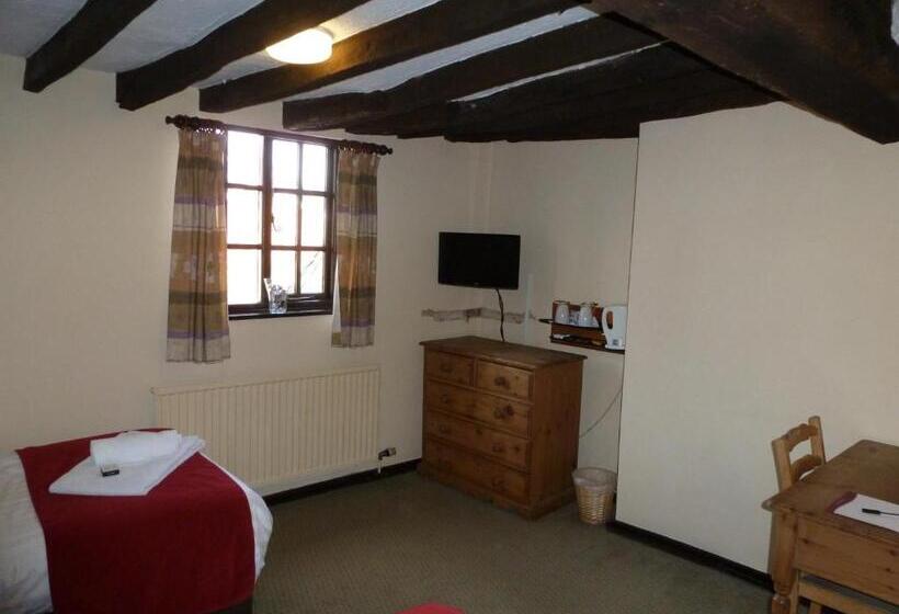 חדר משפחתי, Narborough Arms